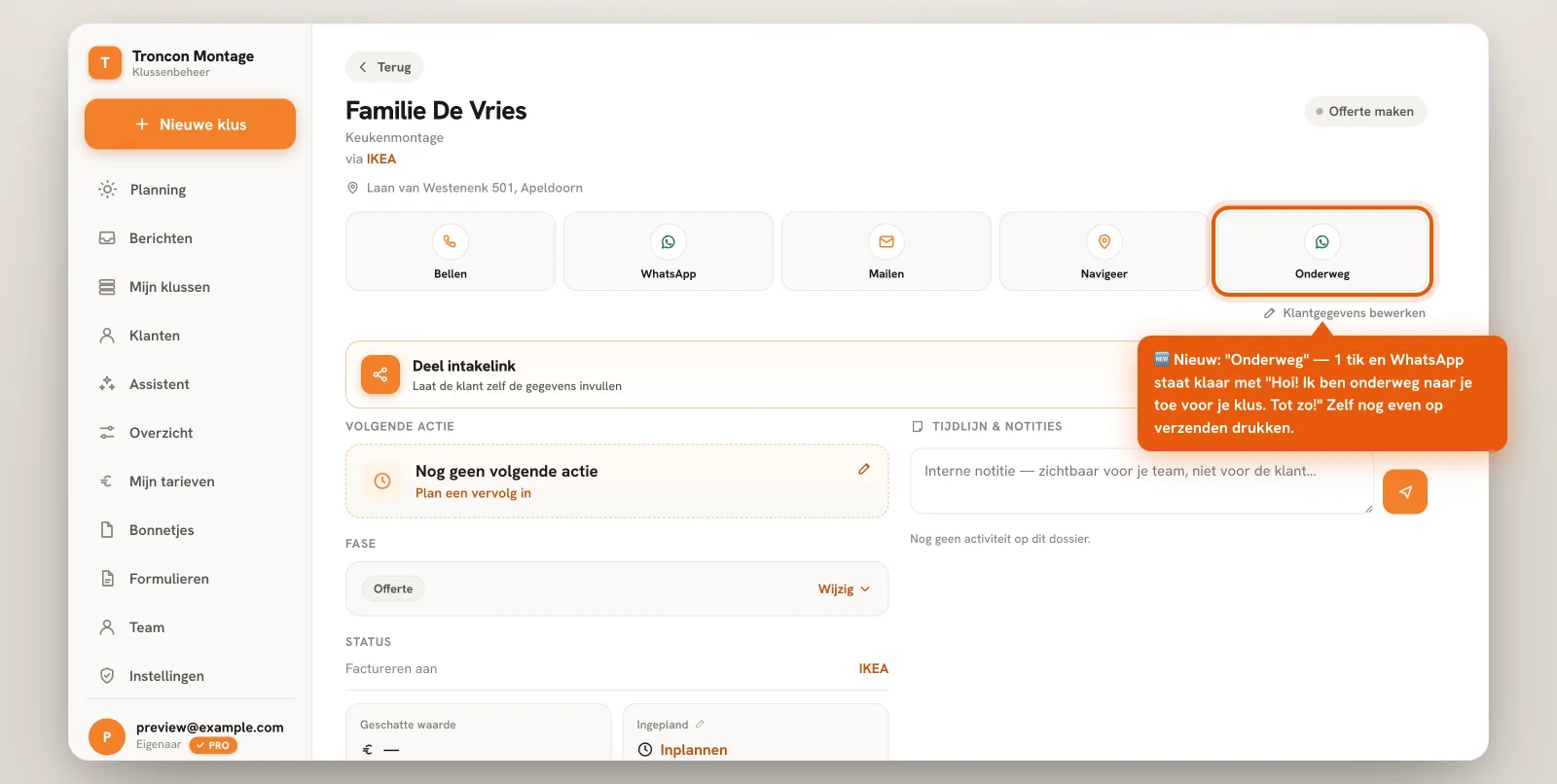 De klusdetailpagina met de nieuwe Onderweg-knop naast Navigeer, die een voorgevuld WhatsApp-bericht opent