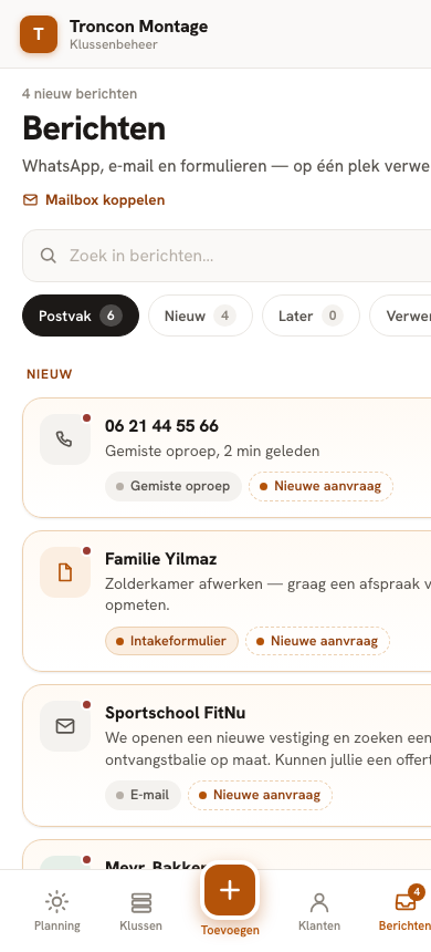 Mobiele berichteninbox waarin een elektricien een nieuwe melding oppakt