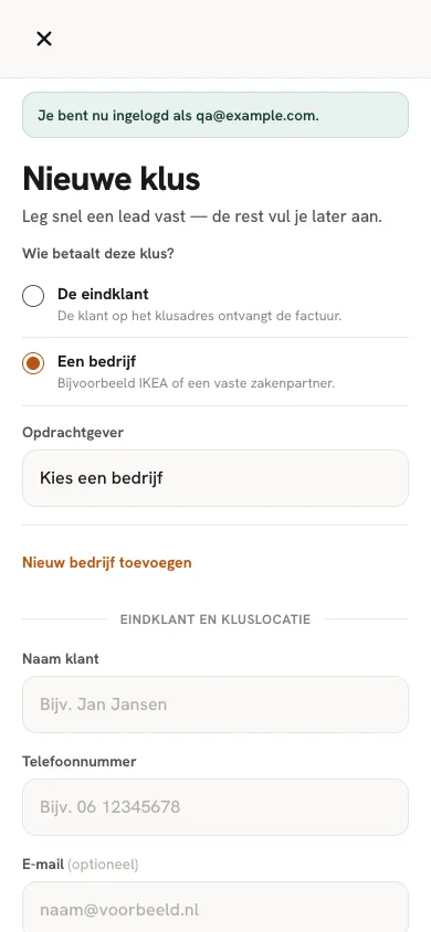 Mobiel scherm voor een nieuwe klus met een bedrijf geselecteerd als opdrachtgever