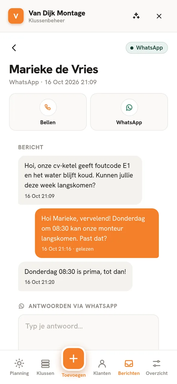 Hetzelfde WhatsApp-gesprek in Klussenbeheer op een telefoon (demo-account)